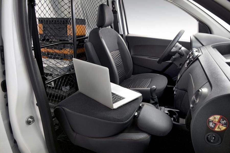 Интерьер Renault Kangoo Express 2018 года  (LA) (фото 3 из 24)